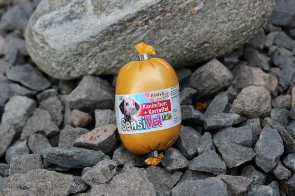 einzelne Kaninchen Trainingswurst vor Steinkulisse